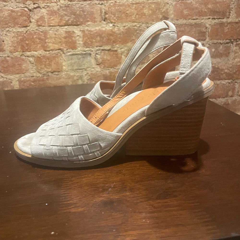 Kenneth Cole Gray Woven Wedges